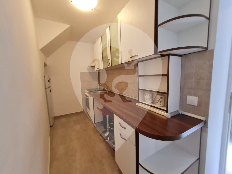 Centrul Istoric| Garsonieră de închiriat-35 m²| curte 