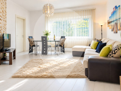 Apartament 3 camere  Modern  -  Centrul Istoric  -  loc de parcare 