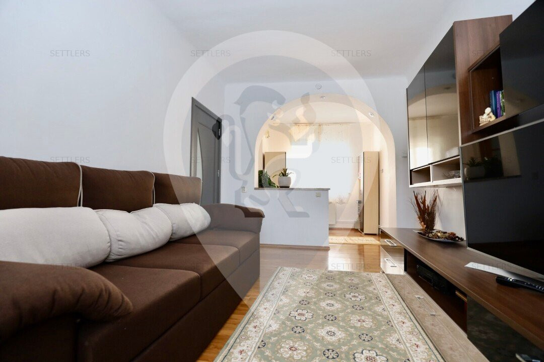 Casa singur in curte Schei