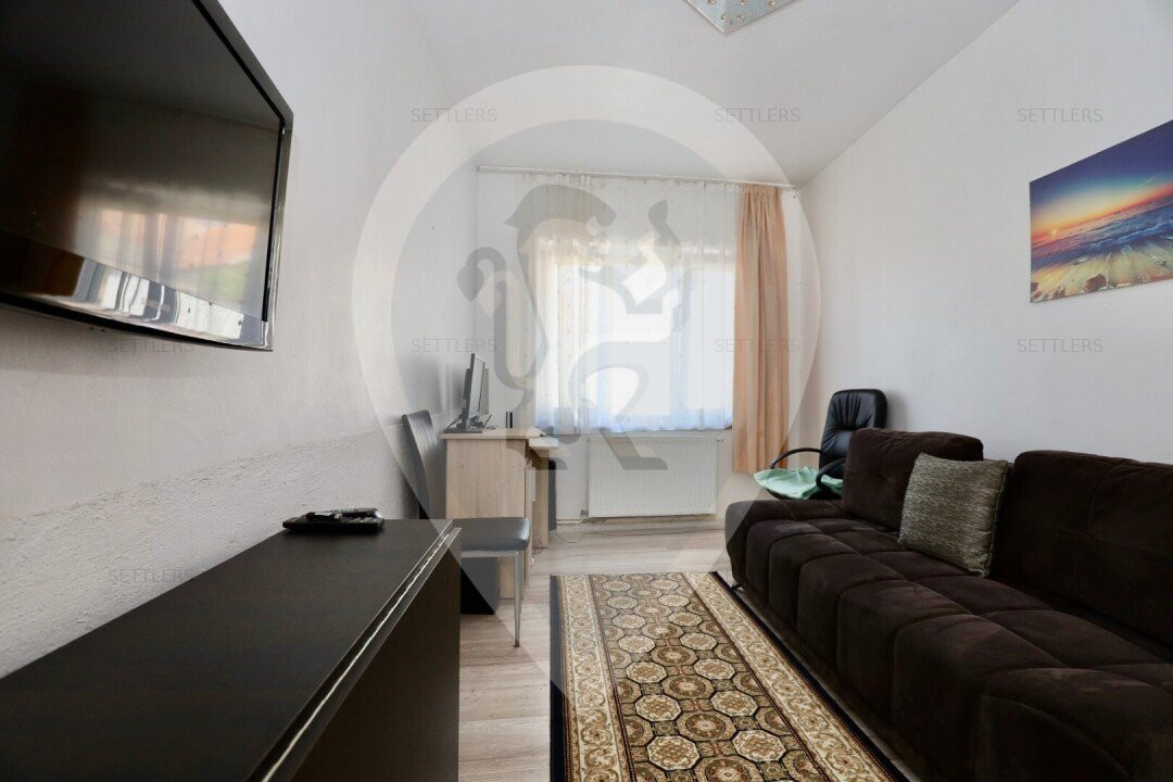 Casa singur in curte Schei