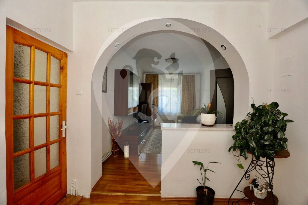 Casa singur in curte Schei
