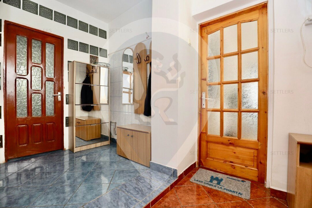 Casa singur in curte Schei