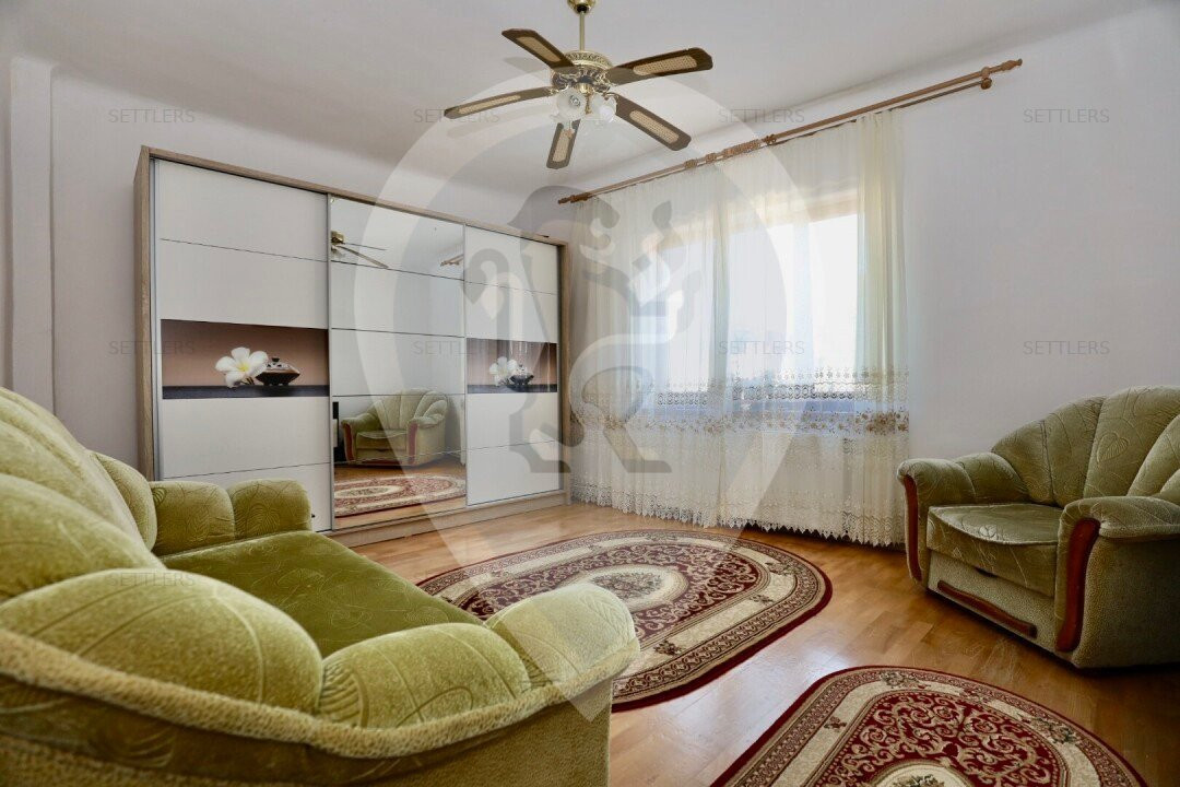 Casa singur in curte Schei