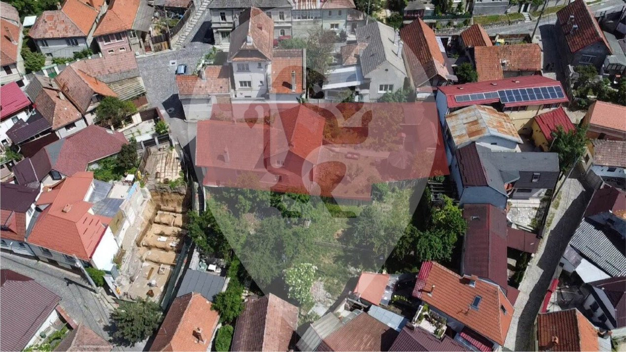 Casa singur in curte Schei