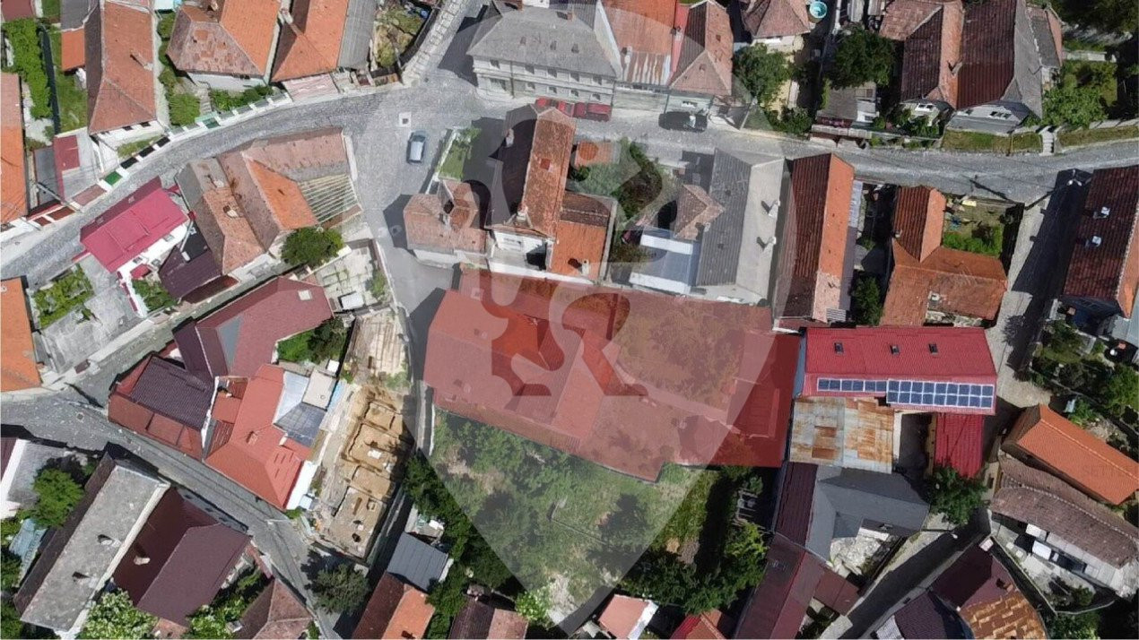 Casa singur in curte Schei