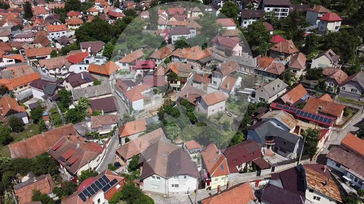 Casa singur in curte Schei