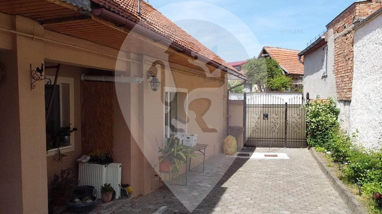 Casa singur in curte Schei