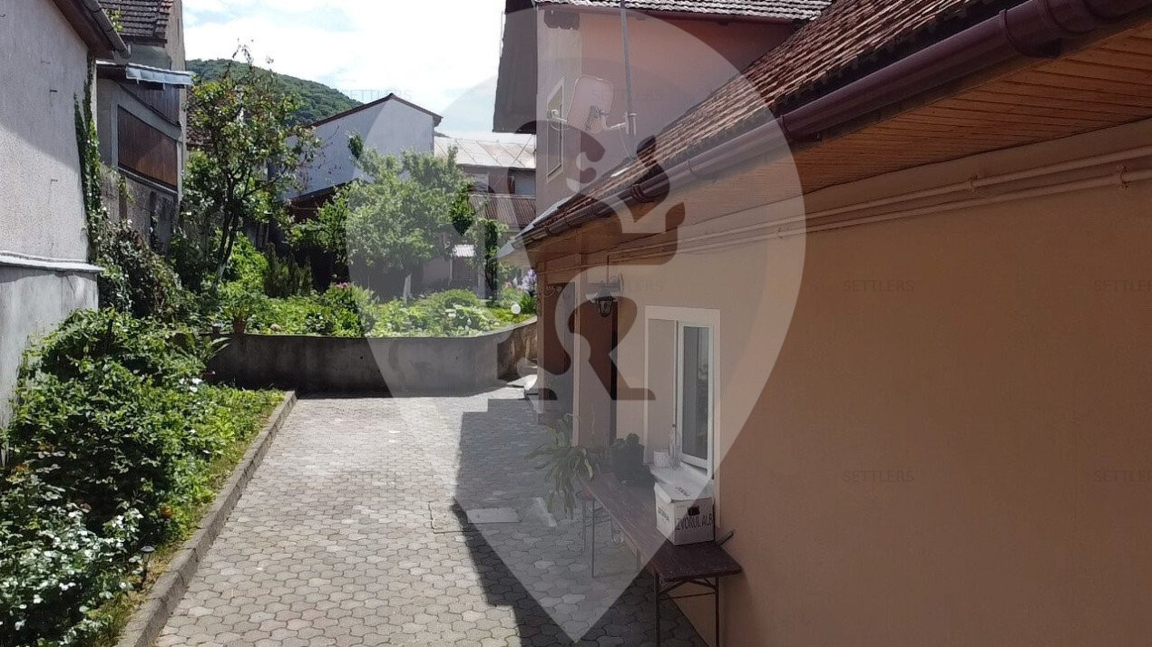Casa singur in curte Schei