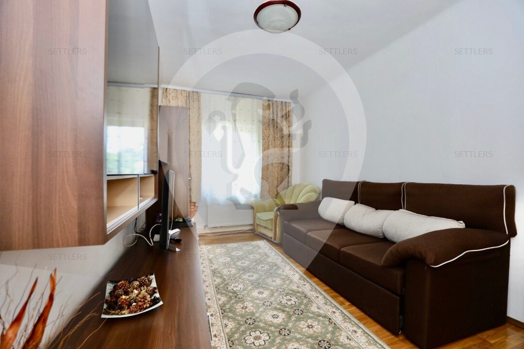 Casa singur in curte Schei