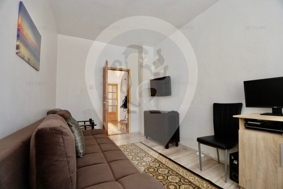 Casa singur in curte Schei