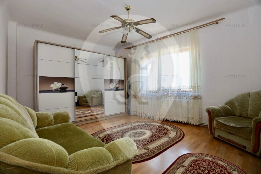 Casa singur in curte Schei