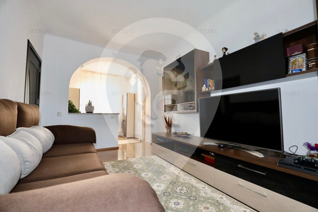Casa singur in curte Schei