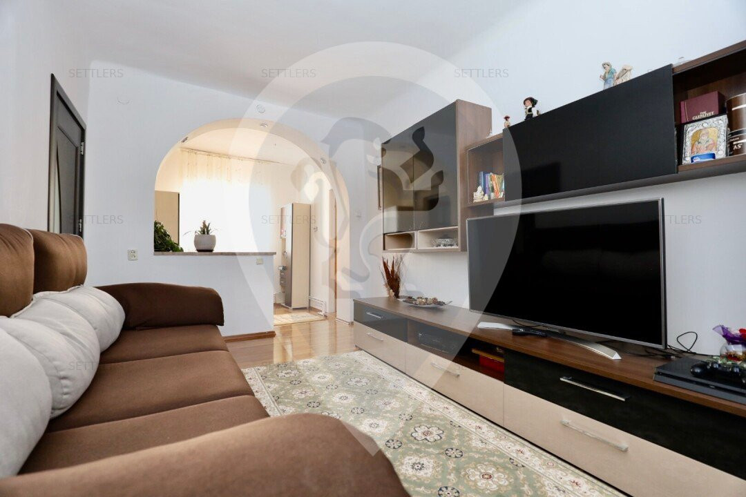 Casa singur in curte Schei