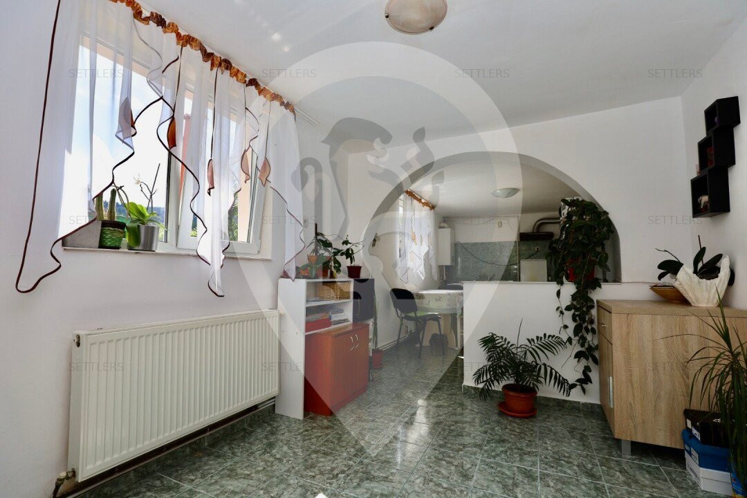 Casa singur in curte Schei