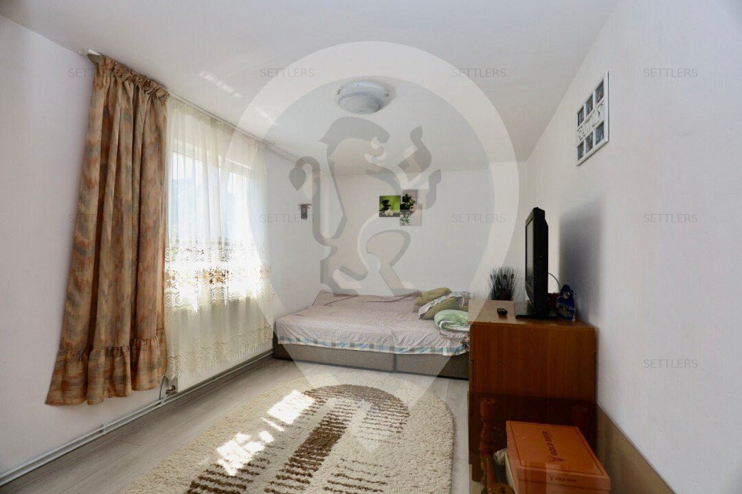 Casa singur in curte Schei