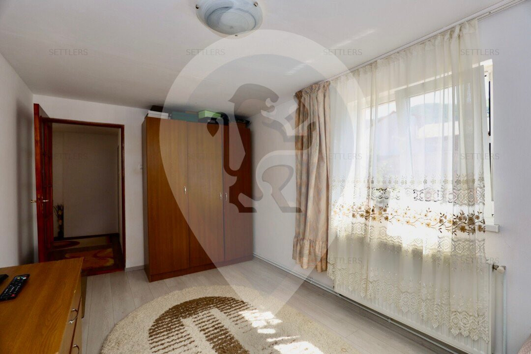 Casa singur in curte Schei