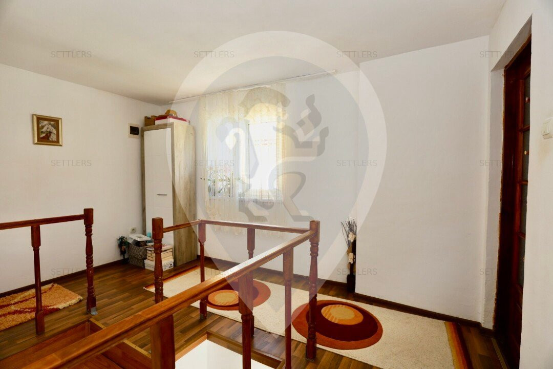 Casa singur in curte Schei
