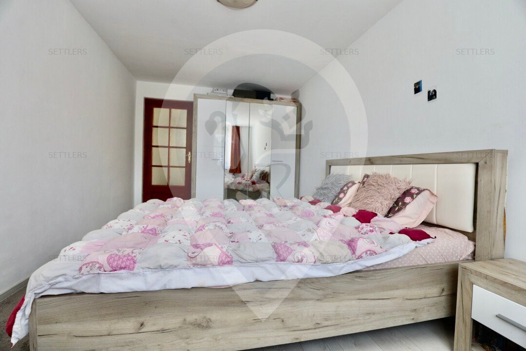 Casa singur in curte Schei