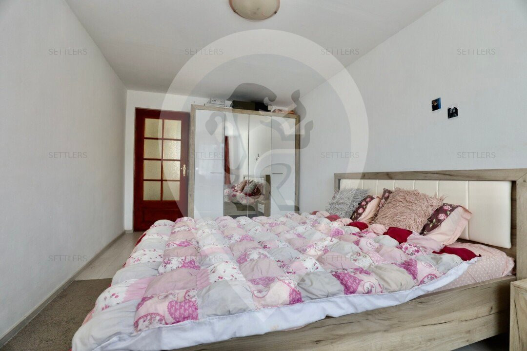 Casa singur in curte Schei