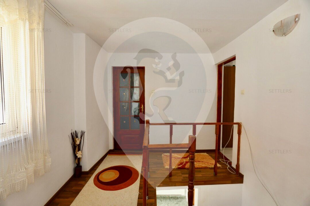 Casa singur in curte Schei