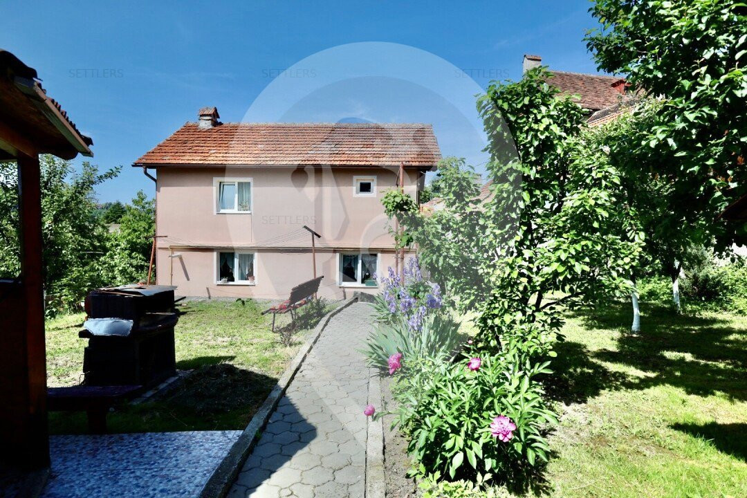 Casa singur in curte Schei