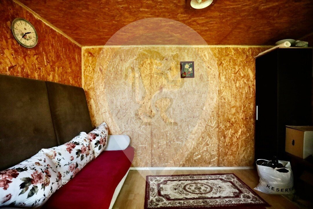 Casa singur in curte Schei