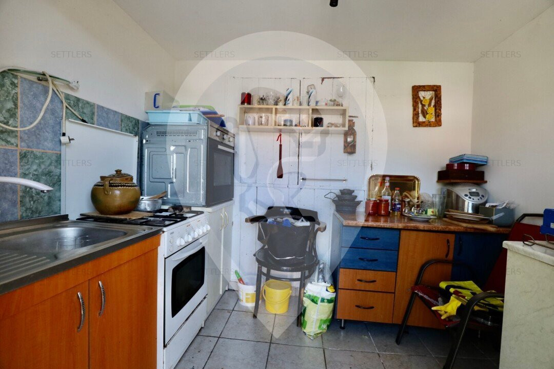 Casa singur in curte Schei