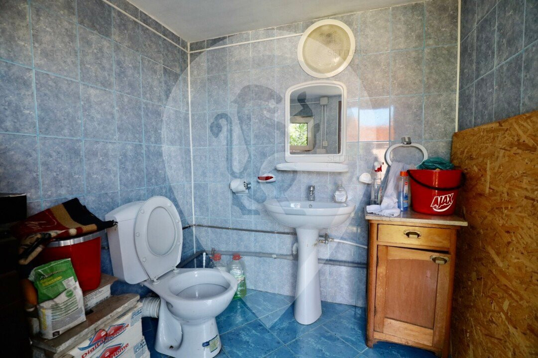 Casa singur in curte Schei