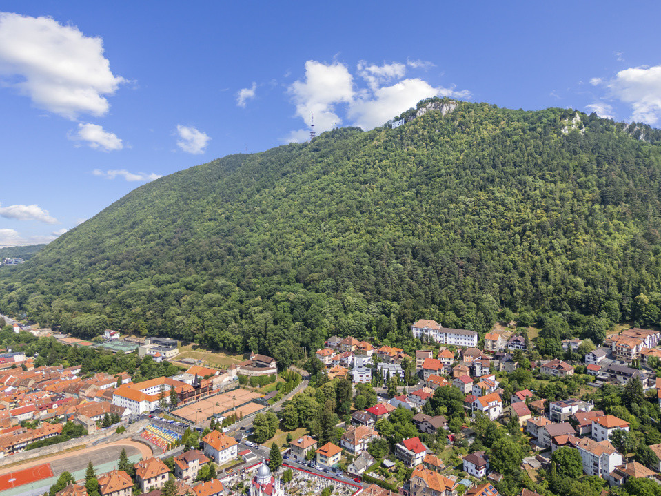Casa singur in curte Schei