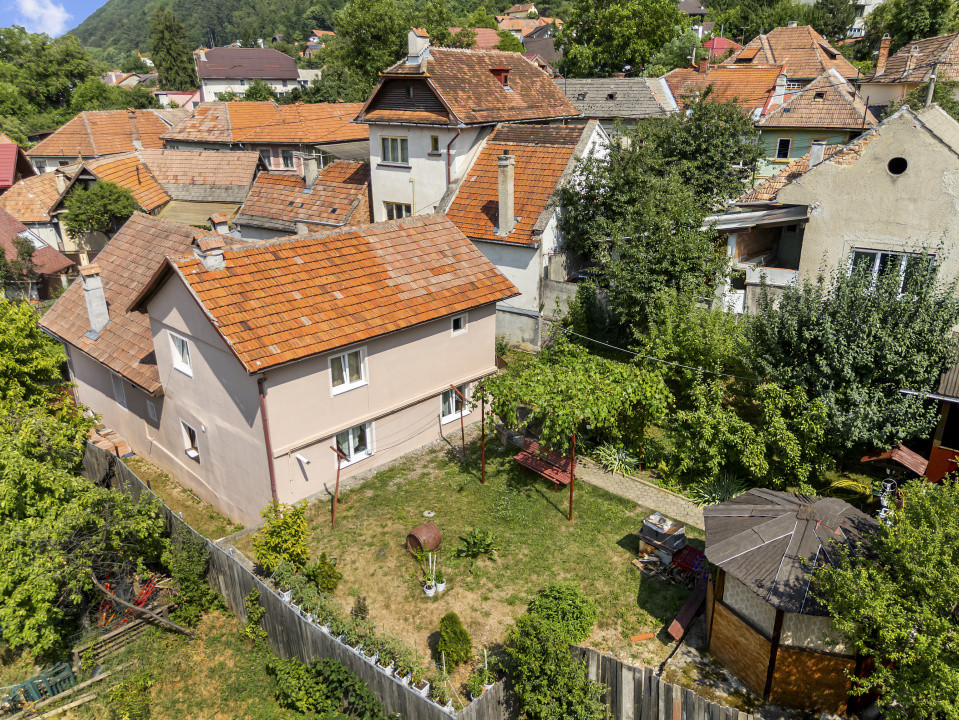 Casa singur in curte Schei