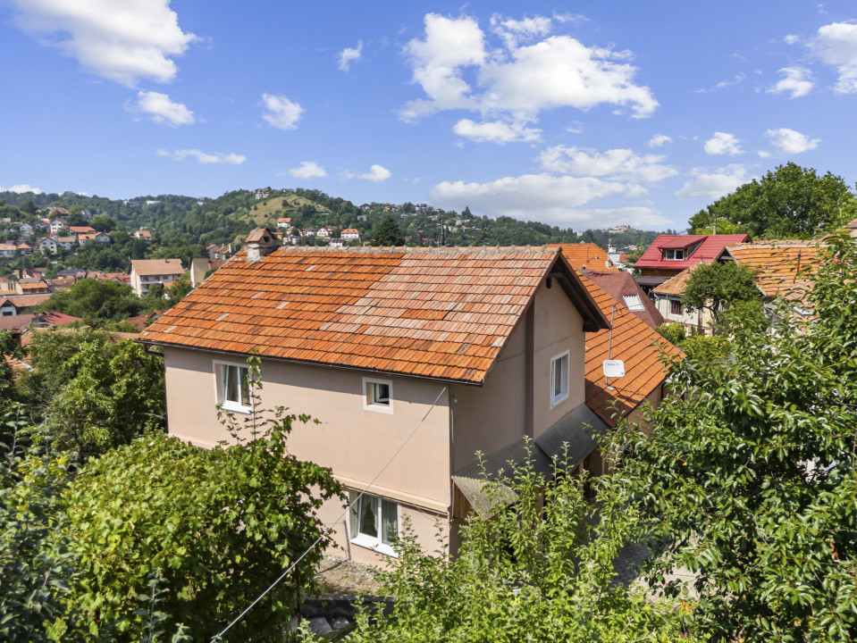 Casa singur in curte Schei