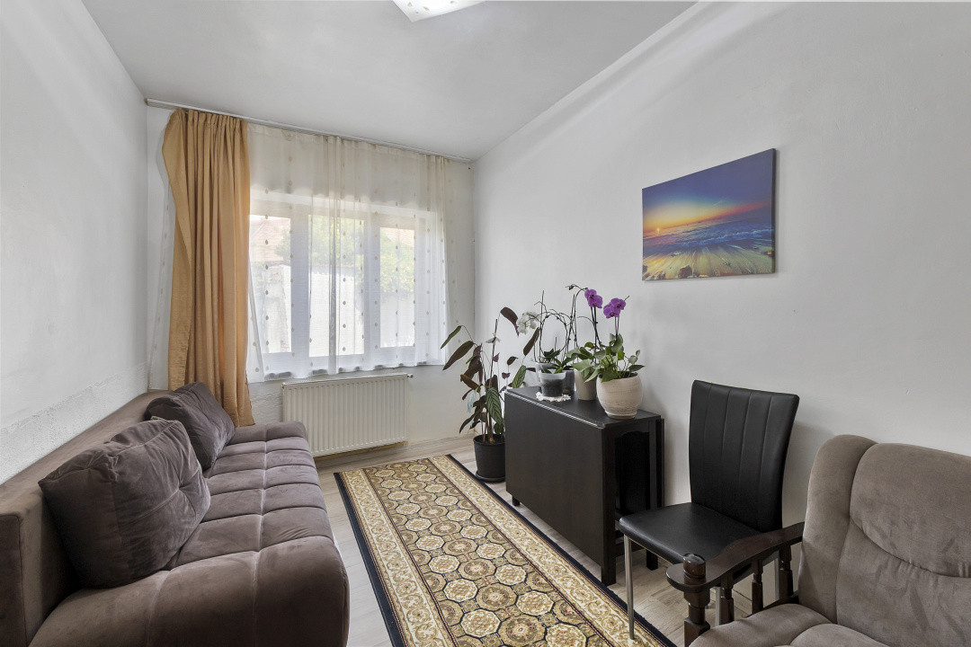 Casa singur in curte Schei