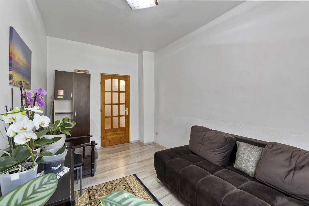 Casa singur in curte Schei