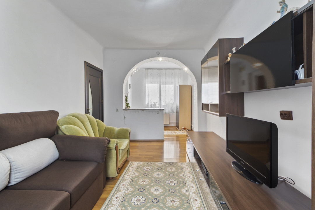 Casa singur in curte Schei