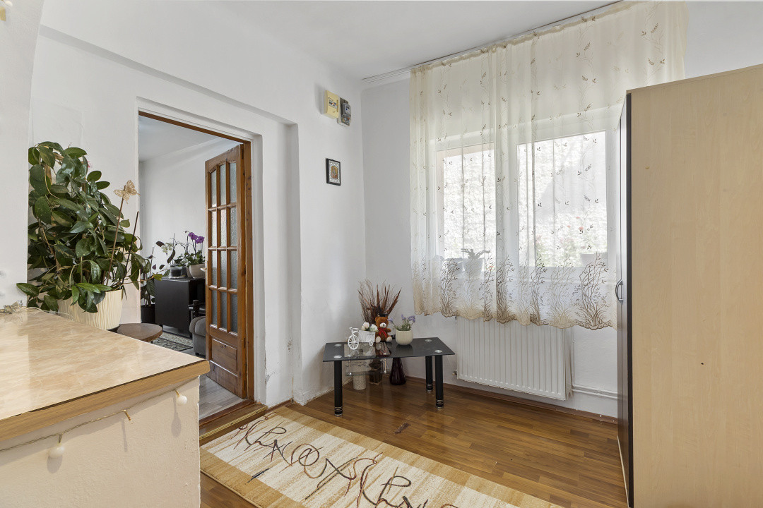 Casa singur in curte Schei