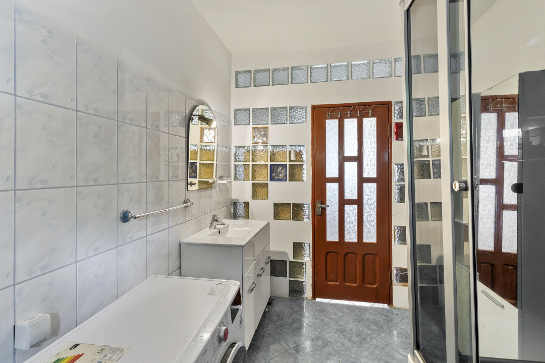 Casa singur in curte Schei