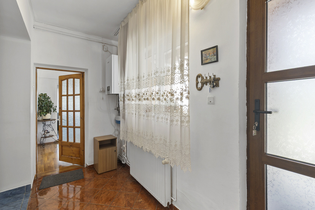 Casa singur in curte Schei