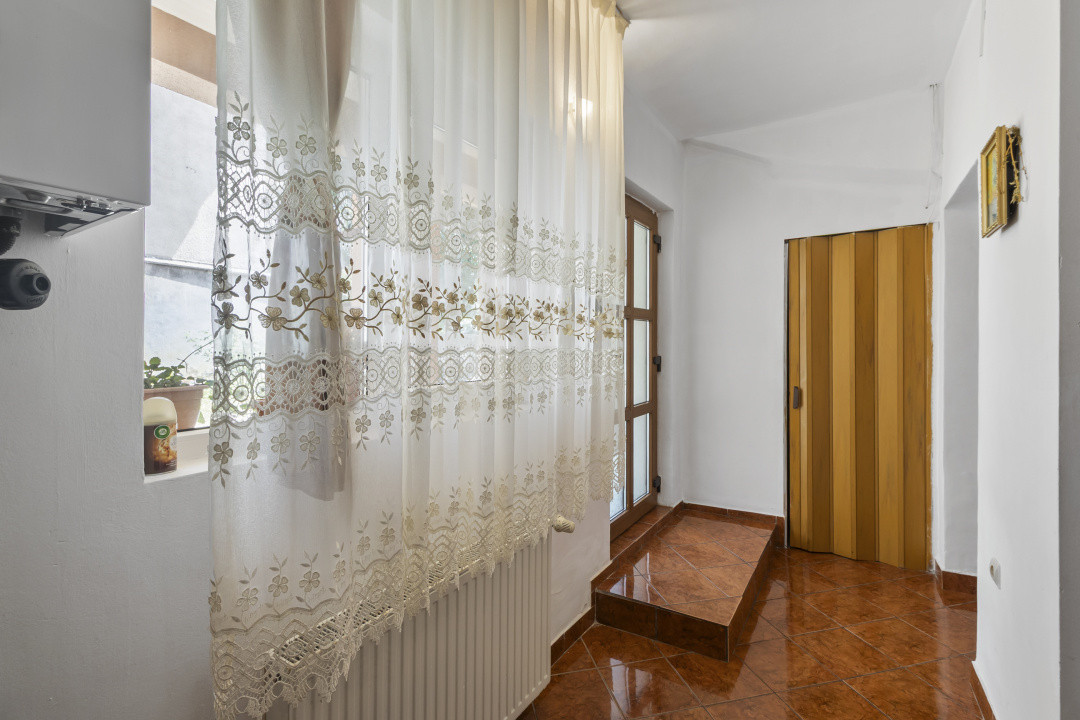 Casa singur in curte Schei
