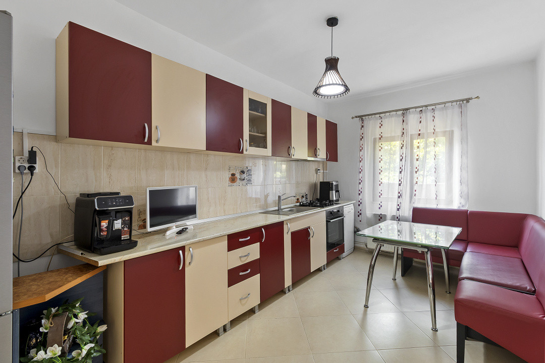 Casa singur in curte Schei