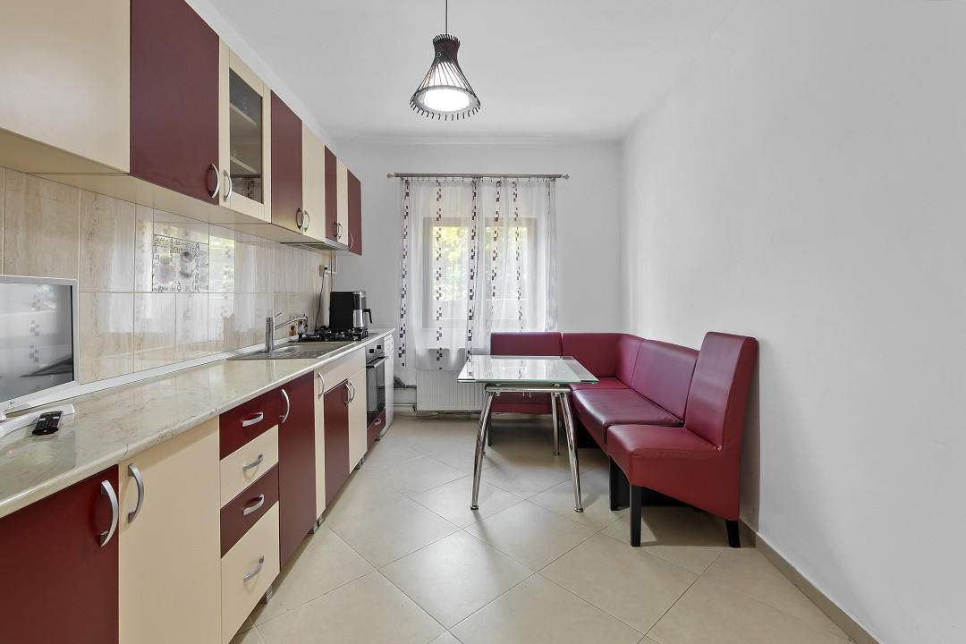 Casa singur in curte Schei