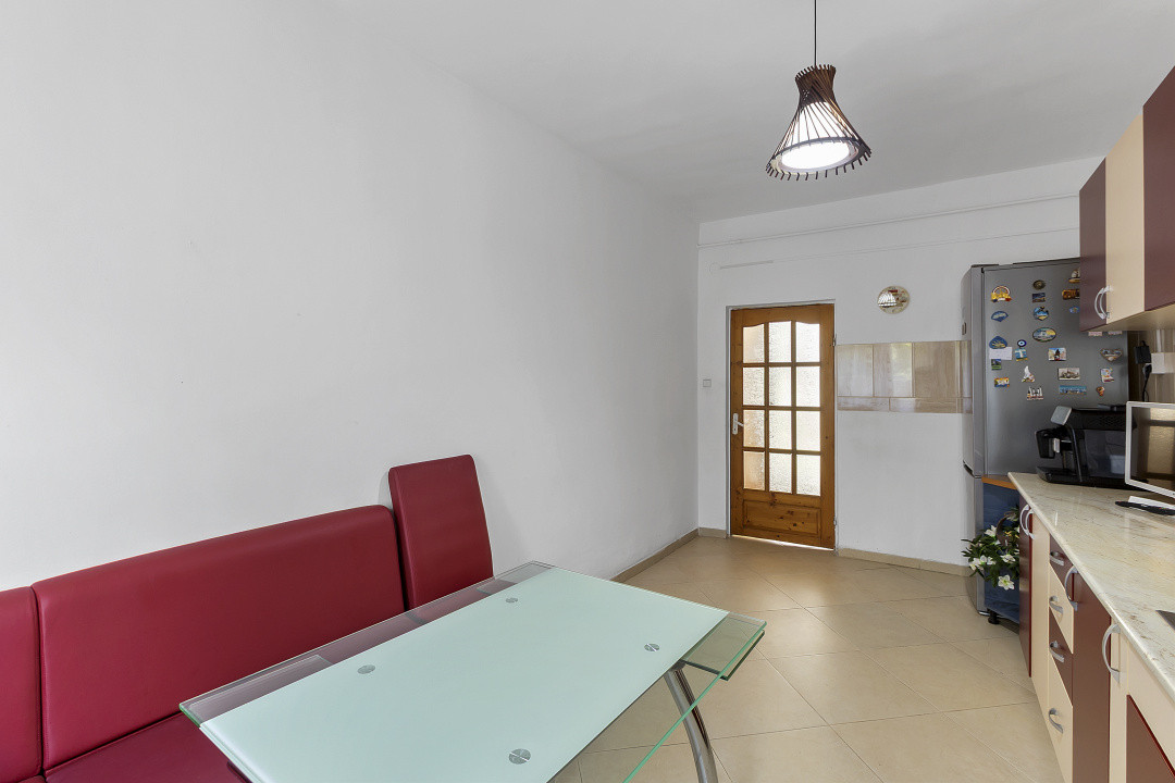 Casa singur in curte Schei