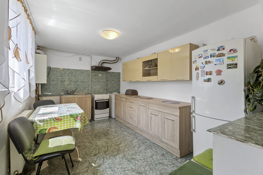Casa singur in curte Schei
