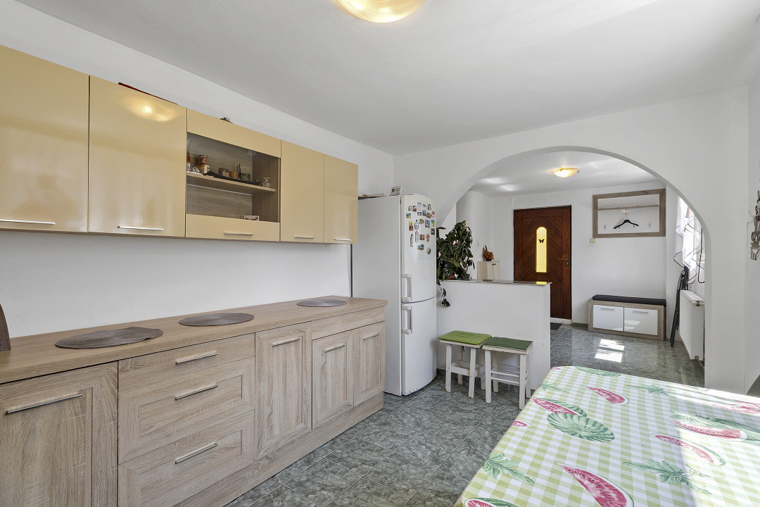 Casa singur in curte Schei