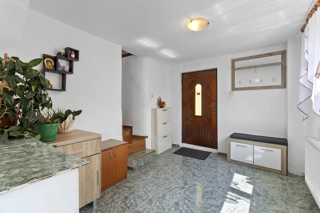 Casa singur in curte Schei