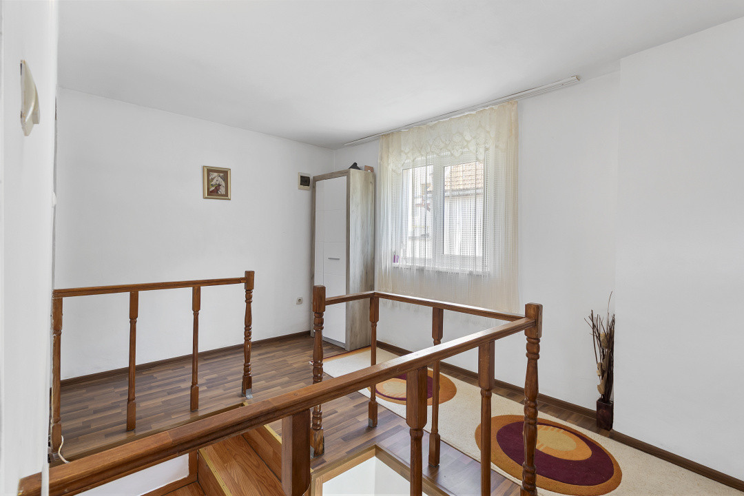 Casa singur in curte Schei