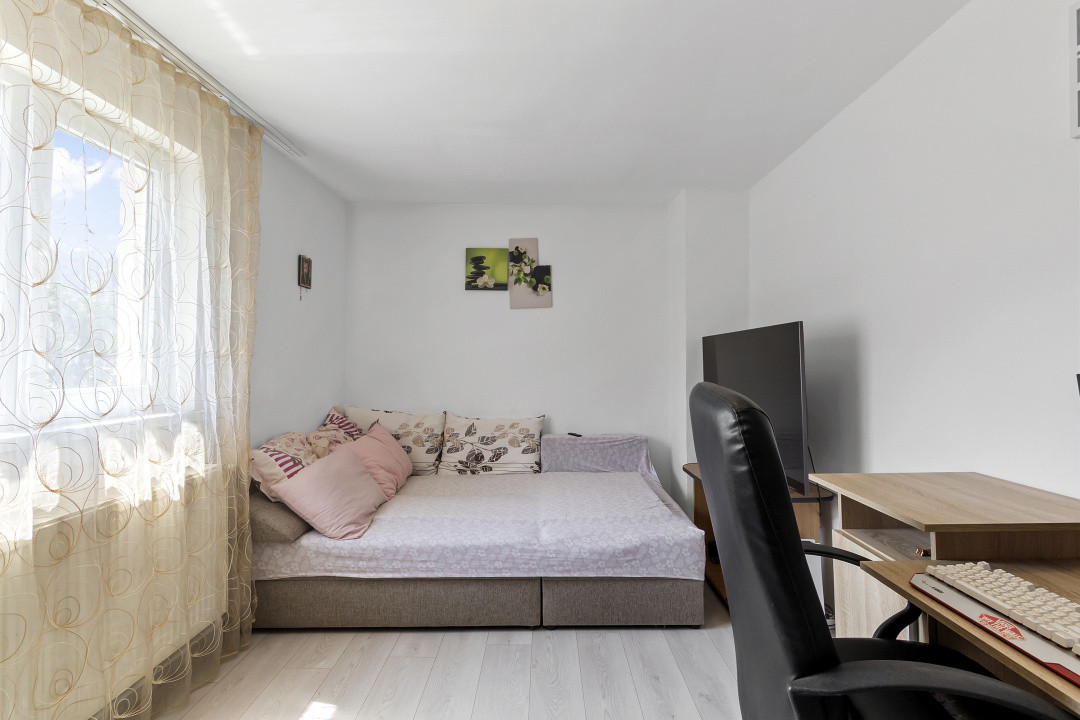 Casa singur in curte Schei