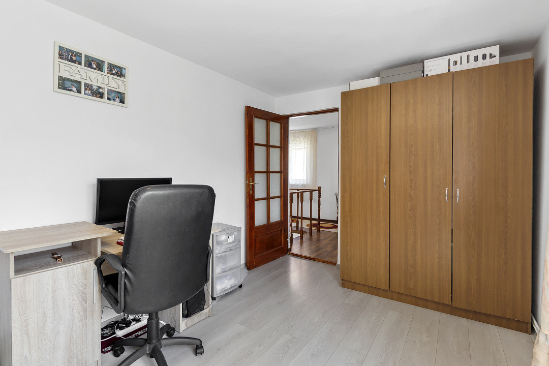 Casa singur in curte Schei