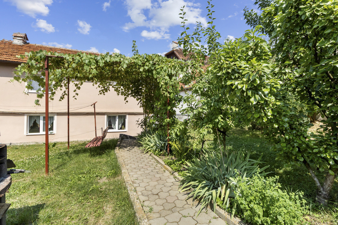Casa singur in curte Schei