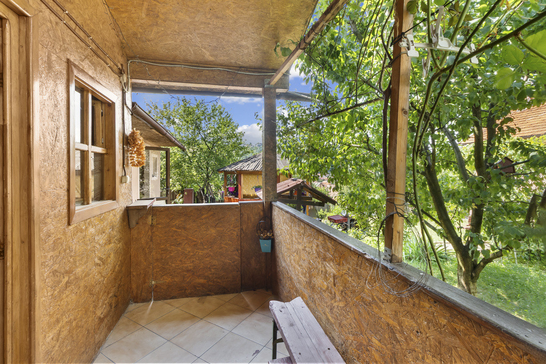 Casa singur in curte Schei