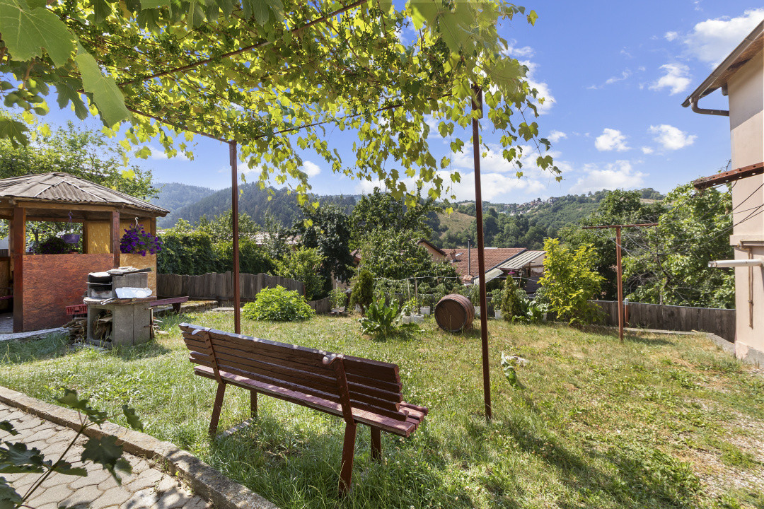 Casa singur in curte Schei